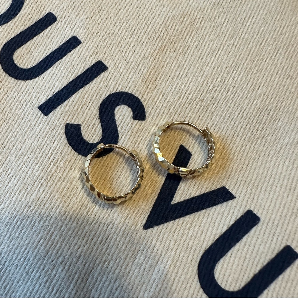 Like New! 14kt Gold diamond cut Hoop Earrings - - Picture 11 of 11